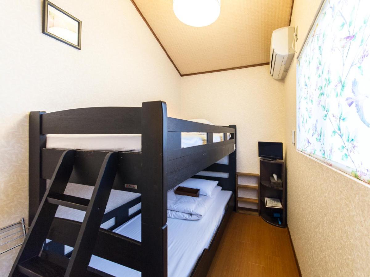 Chambre Lits Jumeaux pour Femmes avec Lits Superposés